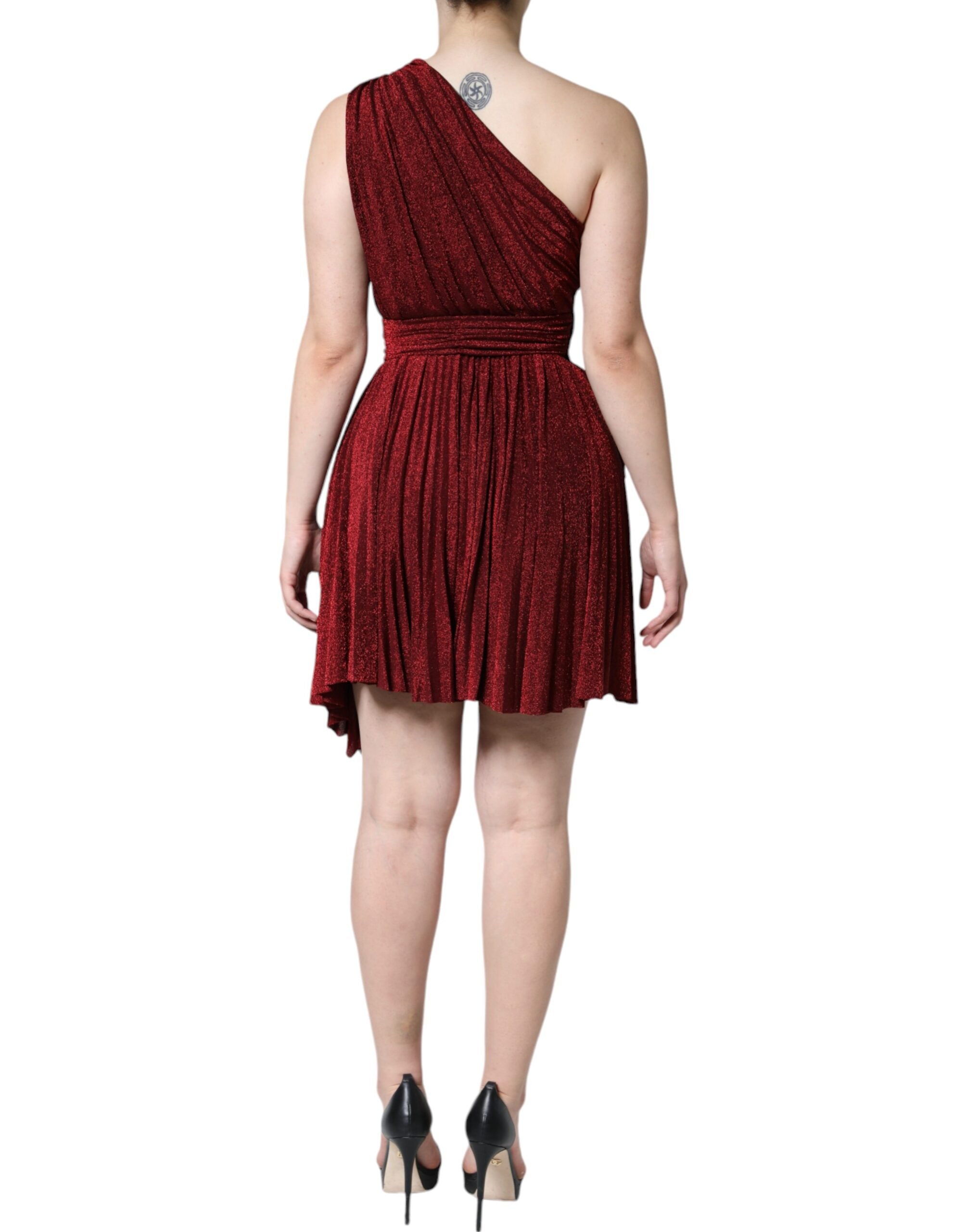 Robe mini rouge à une épaule Dolce & Gabbana avec plis plissés et coupe en ligne A, portée élégante et moderne.
