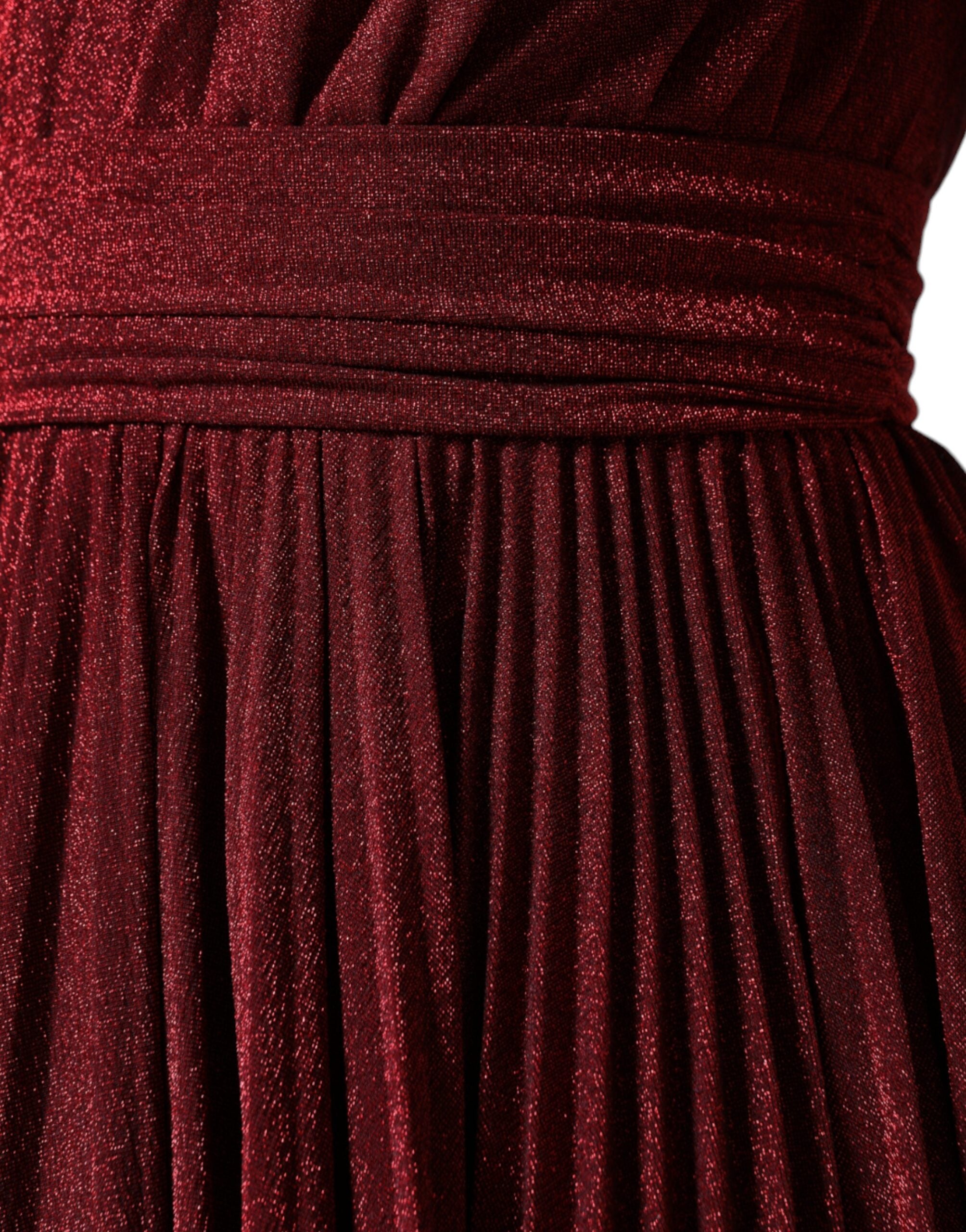 Robe courte rouge à une épaule, plissée, style A-line, de la marque Dolce & Gabbana, portée sur un mannequin.