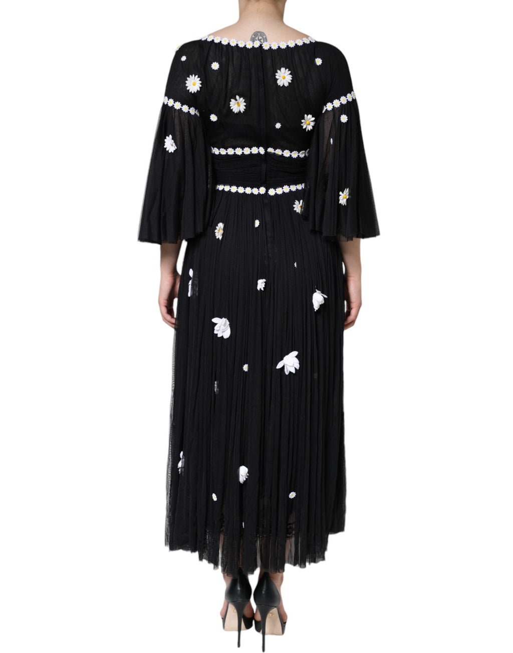 Robe longue en soie noire à fleurs daisies, style A-line, signée Dolce & Gabbana, portée avec décolleté et détails élégants.