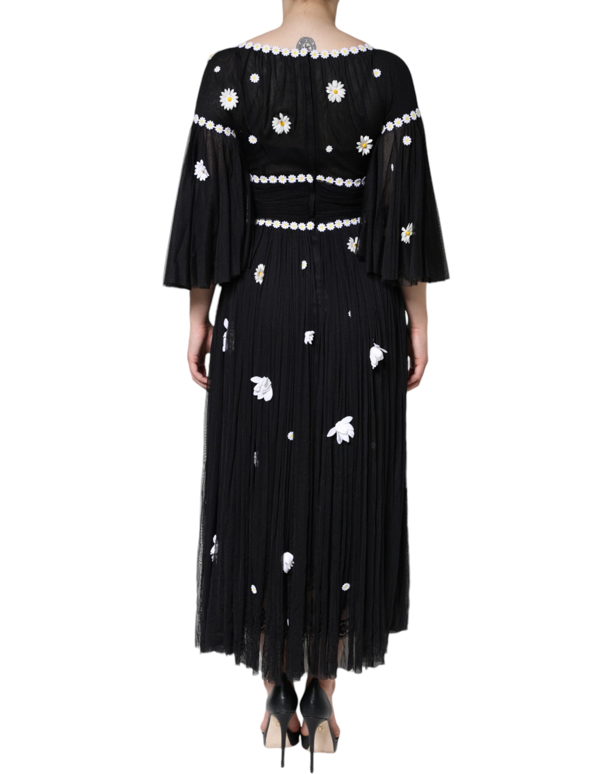 Robe longue en soie noire à fleurs daisies, style A-line, signée Dolce & Gabbana, portée avec décolleté et détails élégants.