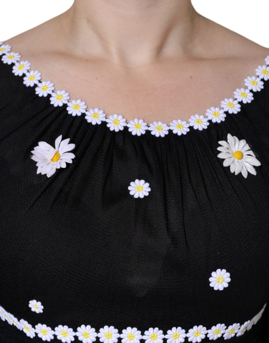 Robe longue en soie noire avec motif de marguerites Dolce & Gabbana, coupe évasée et style élégant.