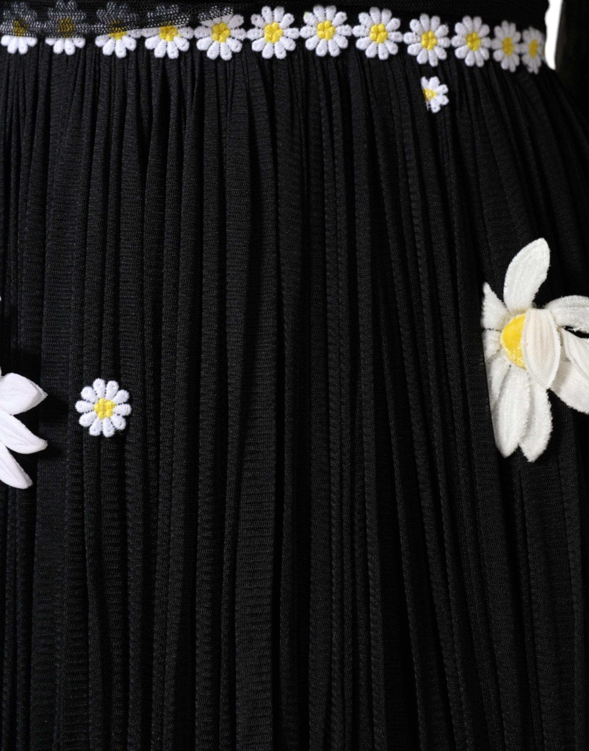 Robe longue noire en soie avec motif de marguerite Dolce & Gabbana, style trapèze, élégante et fluide.