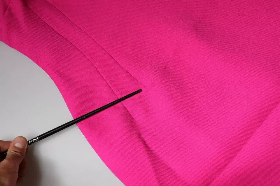 Robe courte rose sans manches de Dolce & Gabbana, style bodycon et coupe en A, élégante et tendance.
