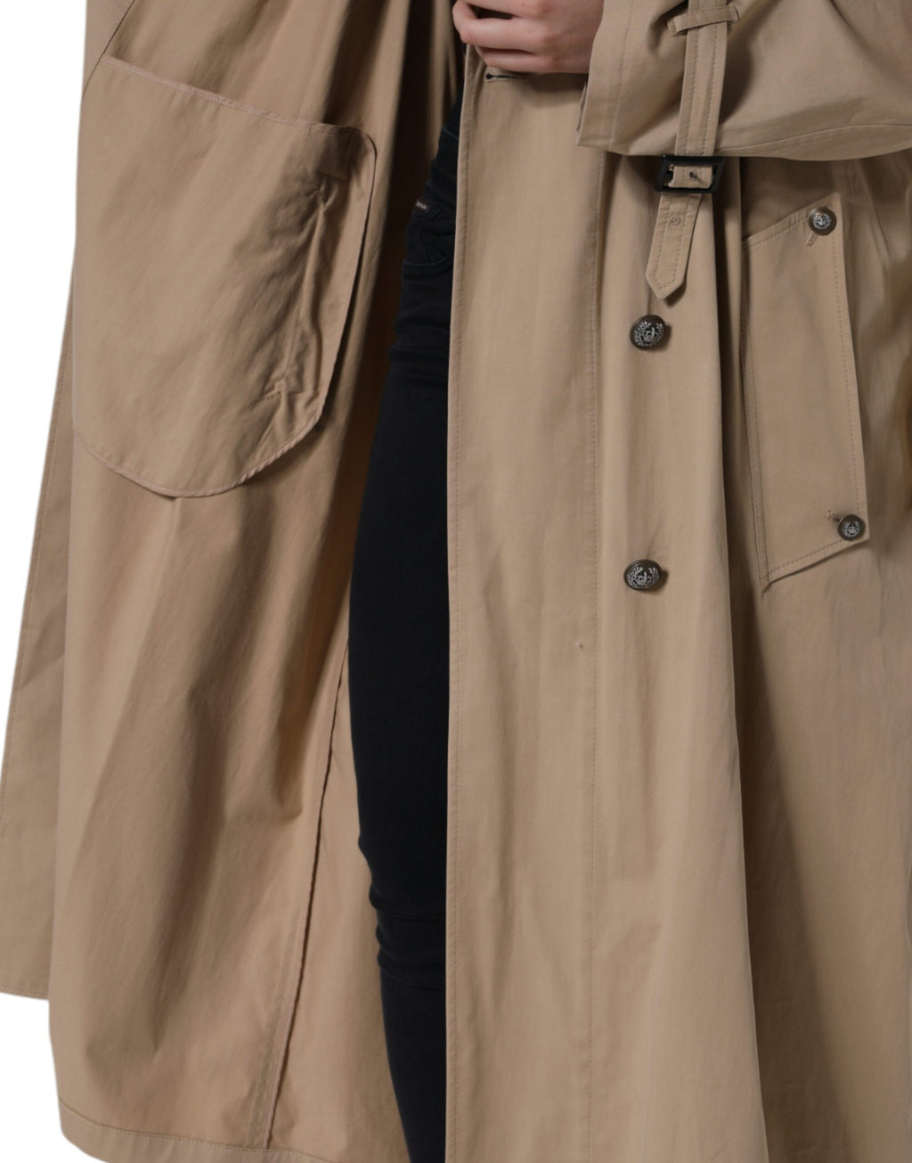 Manteau trench double boutonnage en kaki de la marque Dolce & Gabbana, coupe élégante, détails de boutons et tissu léger.