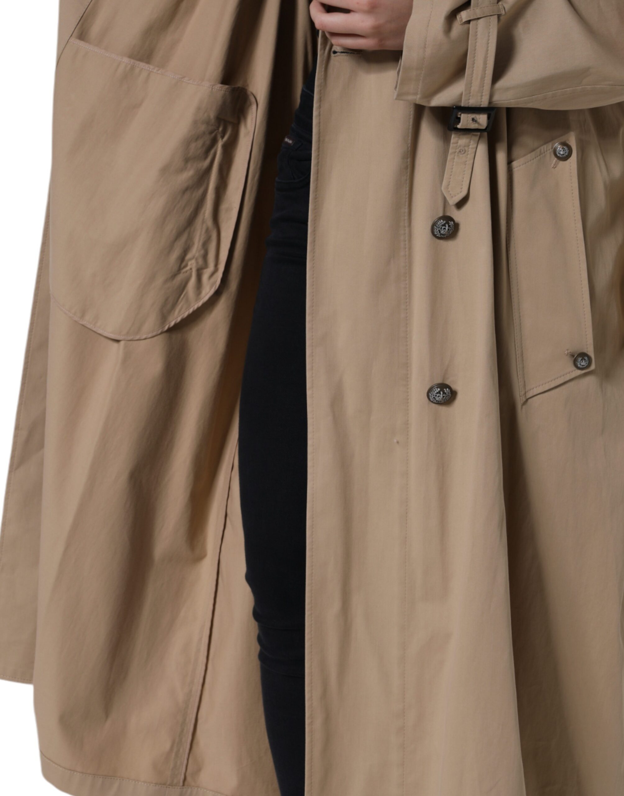 Manteau trench double boutonnage en kaki de la marque Dolce & Gabbana, coupe élégante, détails de boutons et tissu léger.