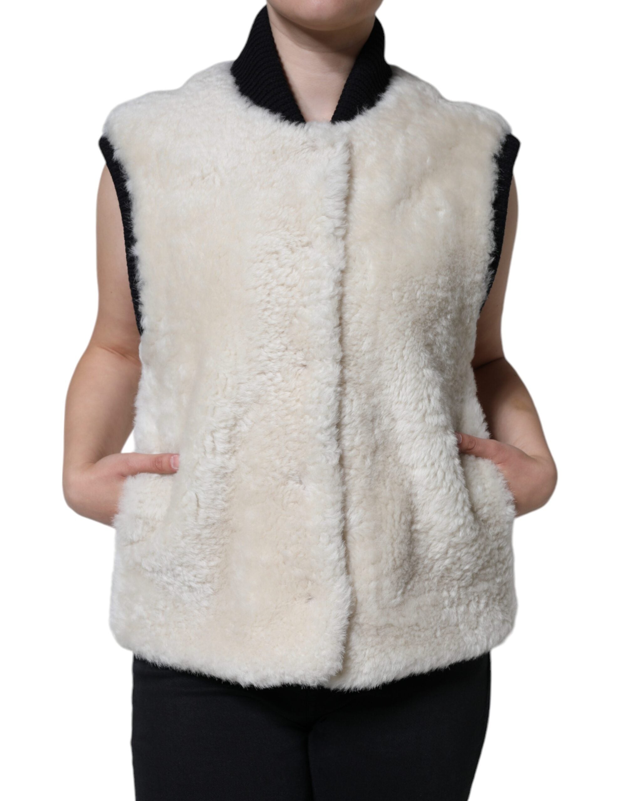 Gilet en cuir et shearling blanc Burberry Warrenford, veste élégante avec col en shearling et fermeture à boutons.