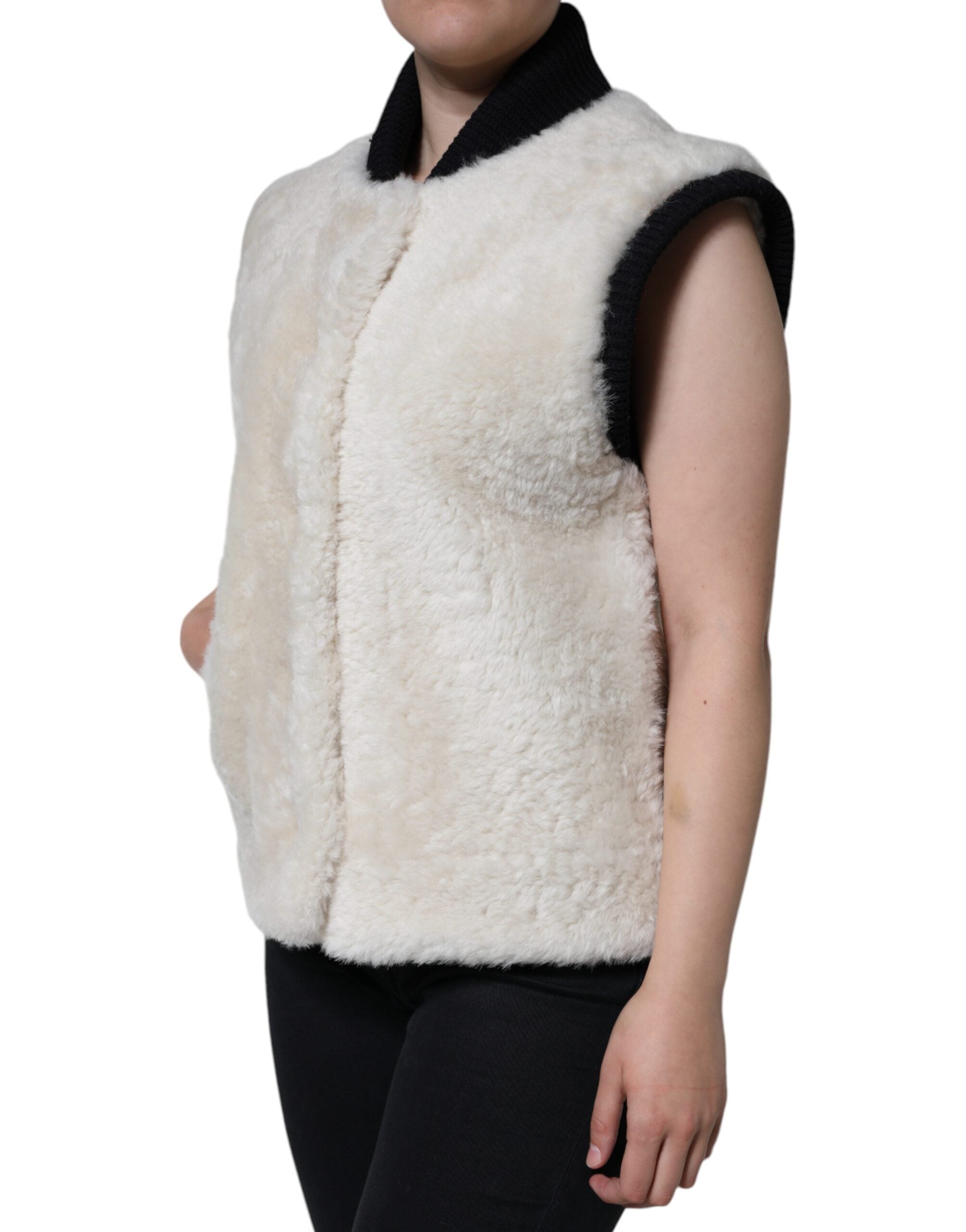 Veste en cuir et shearling blanche Burberry Warrenford, manteau chaud avec col en shearling et design élégant.