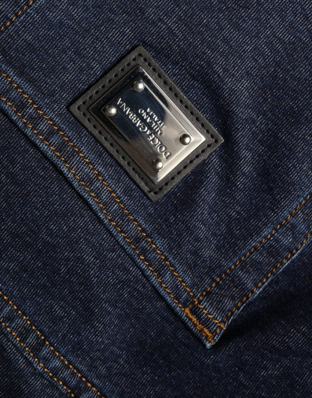 Jean droit en denim coton bleu foncé Dolce & Gabbana, coupe ajustée et stretch, visible détails de couture et poches avant.