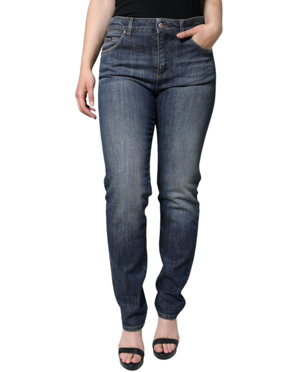 Jean skinny en denim coton stretch bleu foncé de Dolce & Gabbana, ajusté et moderne, visible en détail sur le mannequin.