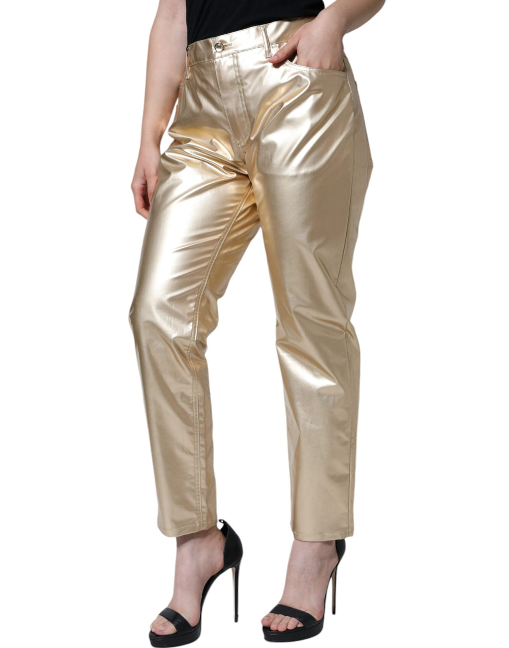 Pantalons tapered dorés en polyester métallisé de Dolce & Gabbana, style élégant et moderne, visibles dans l'image.
