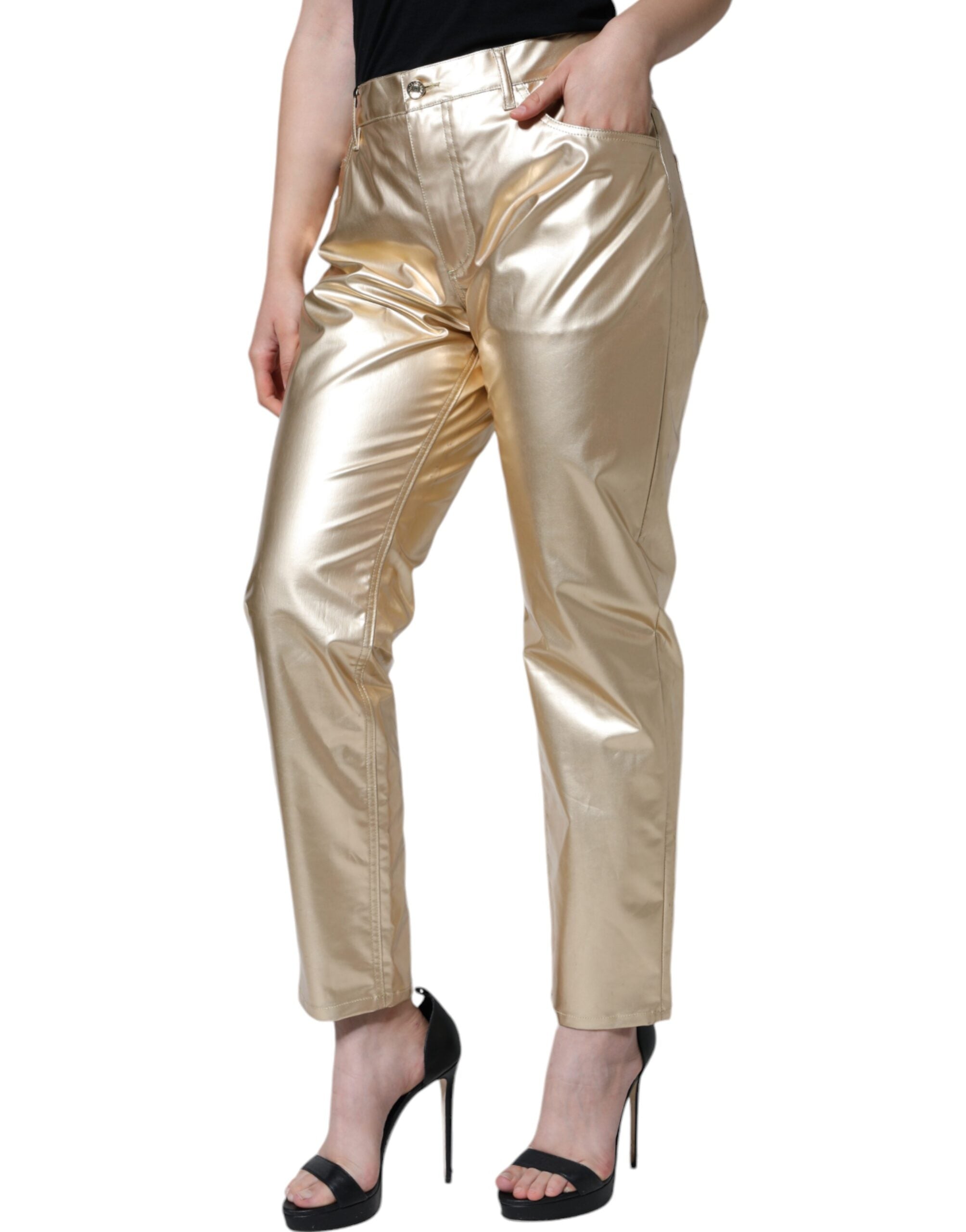 Pantalons tapered dorés en polyester métallisé de Dolce & Gabbana, style élégant et moderne, visibles dans l'image.