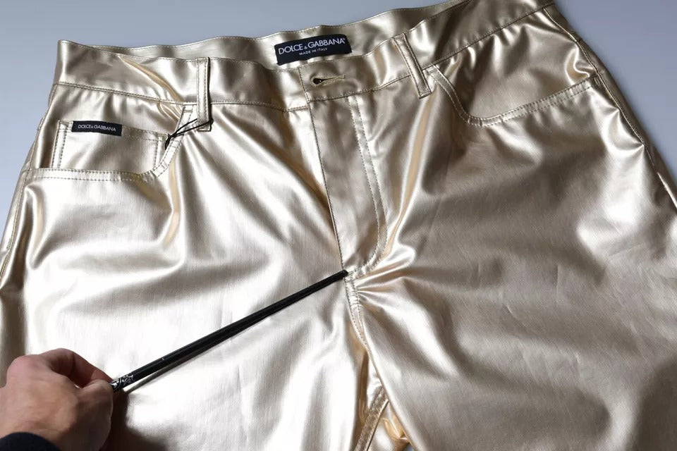 Pantalons en polyester doré métallique de style tapered par Dolce & Gabbana, vue avec détails de finition et coupe ajustée.
