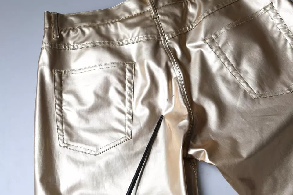Pantalon en polyester doré métallique de style tapered par Dolce & Gabbana, vue de face.