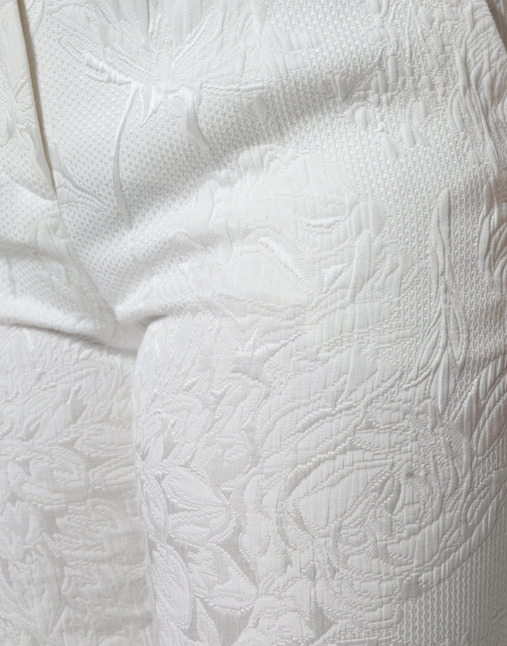 Pantalons courts en coton à brocart floral blanc de Dolce & Gabbana, style élégant et sophistiqué.