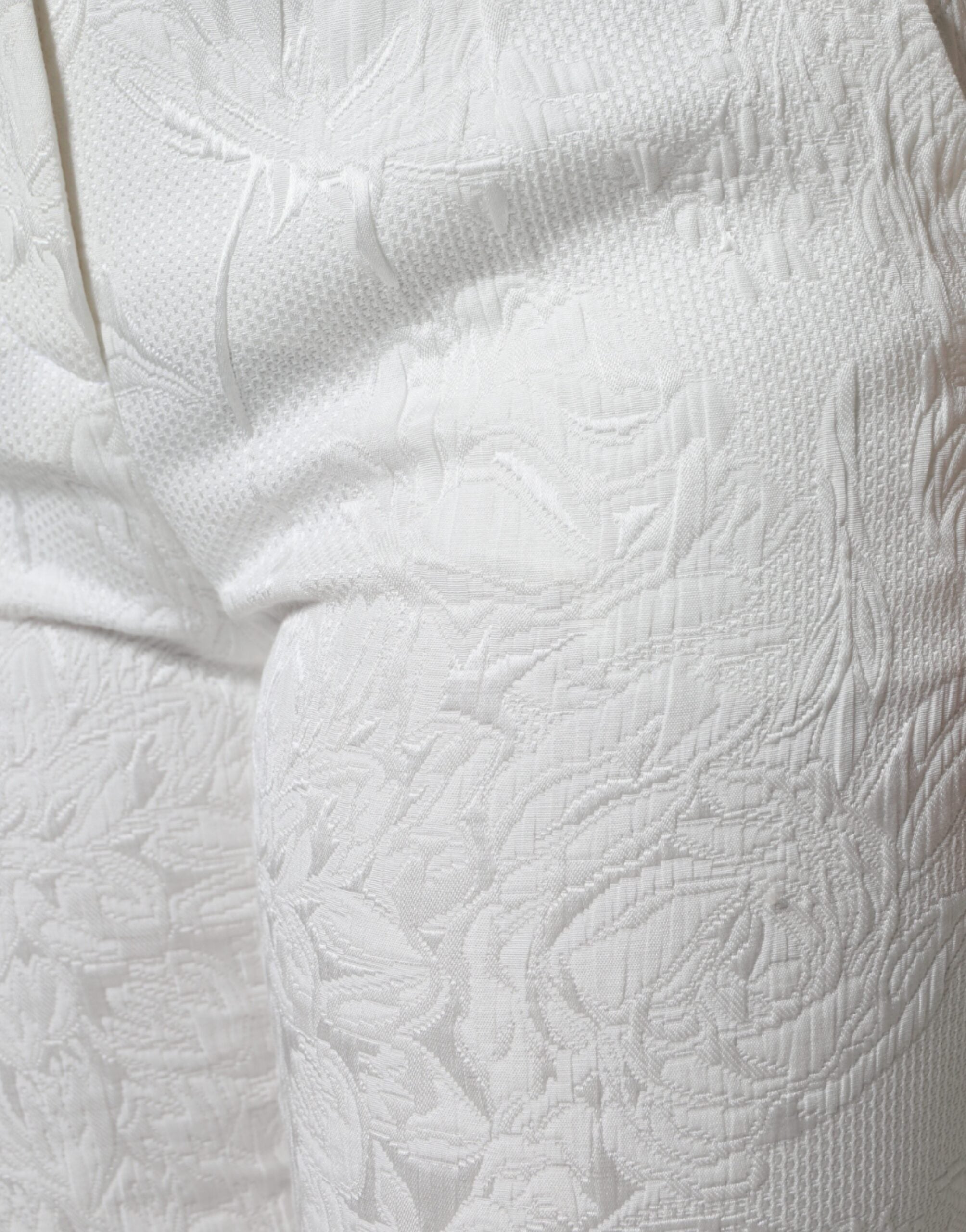 Pantalons courts en coton à brocart floral blanc de Dolce & Gabbana, style élégant et sophistiqué.