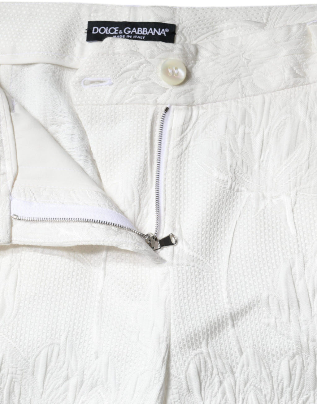 Pantalons courts en coton brodé floral blanc Dolce & Gabbana, style élégant et tendance, visible en image.