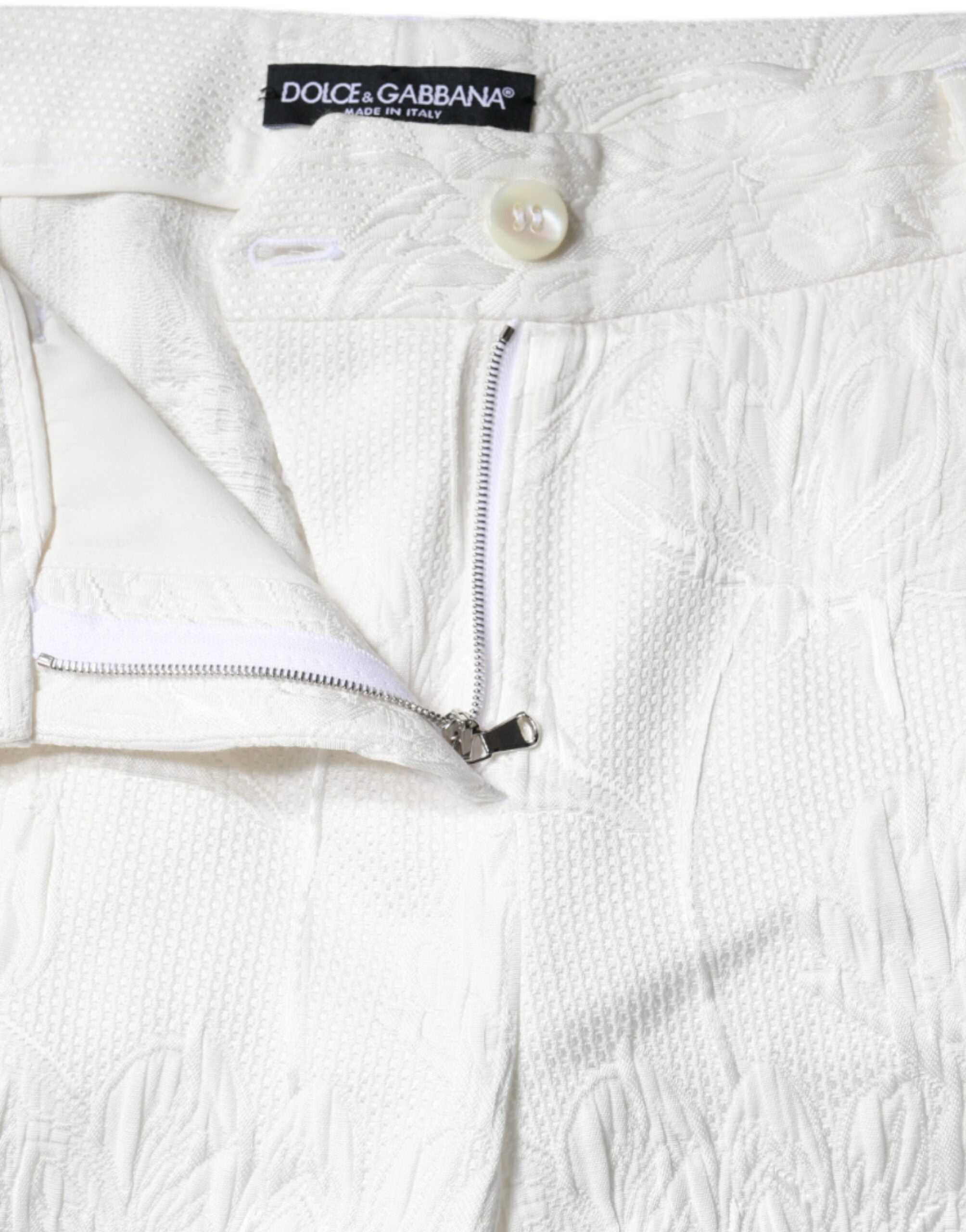 Pantalons courts en coton brodé floral blanc Dolce & Gabbana, style élégant et tendance, visible en image.