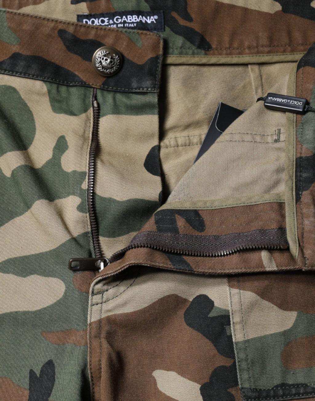 Pantalon cargo camouflage multicolore Dolce & Gabbana en tissu épais avec poches latérales et détails tendance.