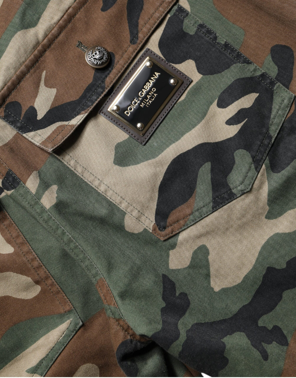 Pantalon cargo camouflage multicolore de Dolce & Gabbana, style tendance, détails colorés et coupe décontractée visible sur la photo.