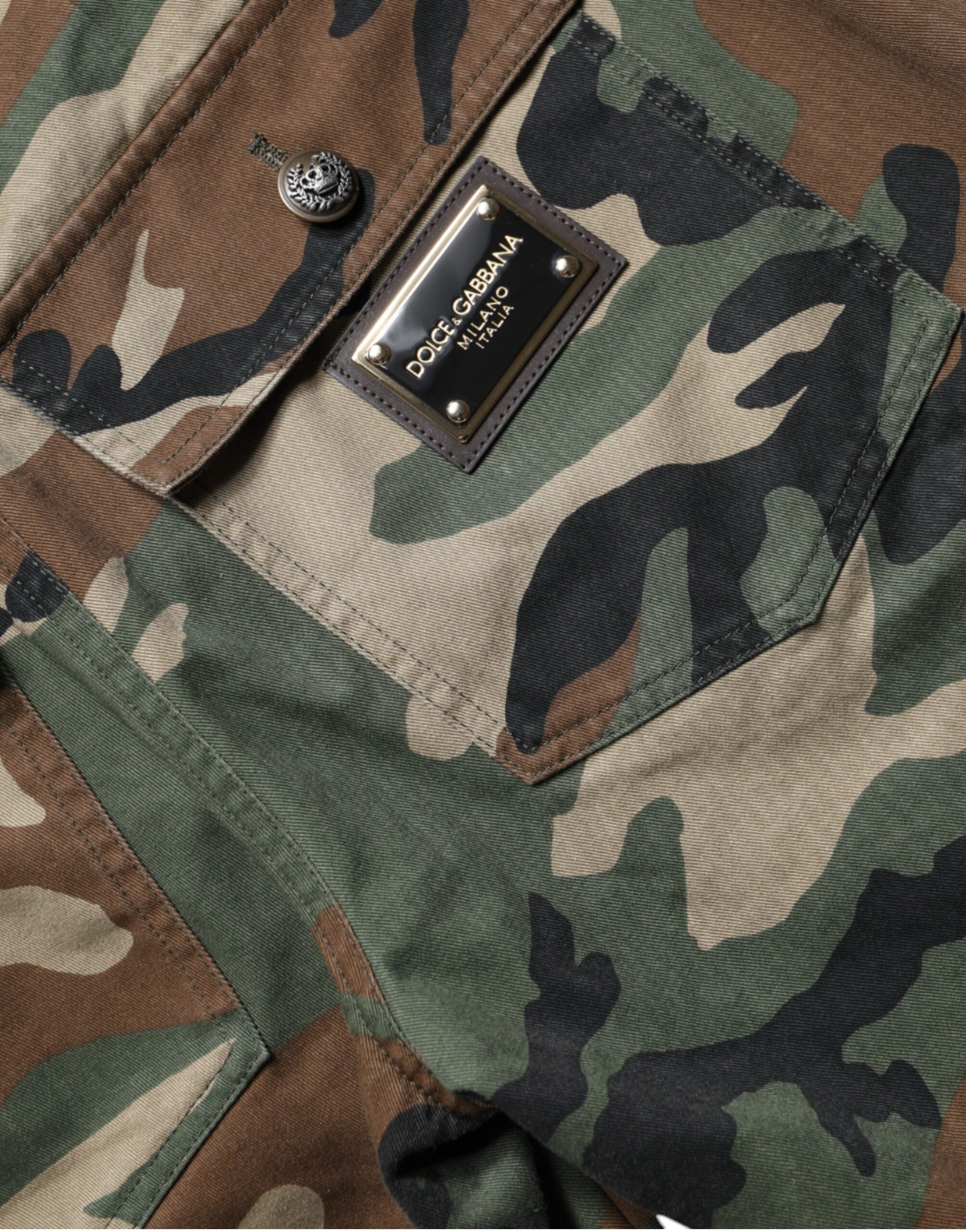 Pantalon cargo camouflage multicolore de Dolce & Gabbana, style tendance, détails colorés et coupe décontractée visible sur la photo.