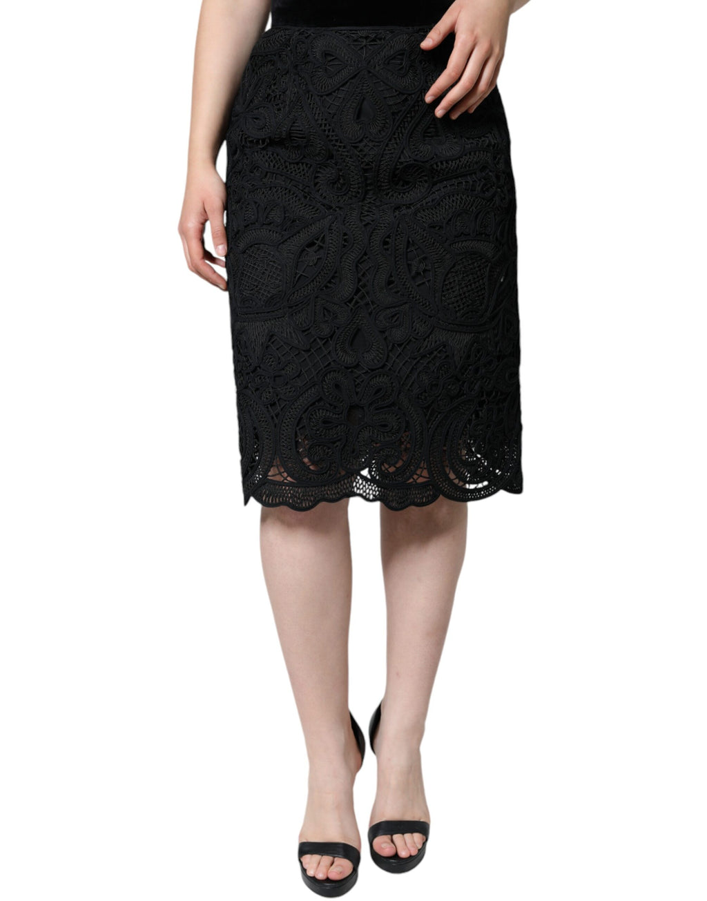 Jupe noire Dolce & Gabbana à taille haute avec dentelle florale et coupe crayon, tissu élégant et détails délicats visible.