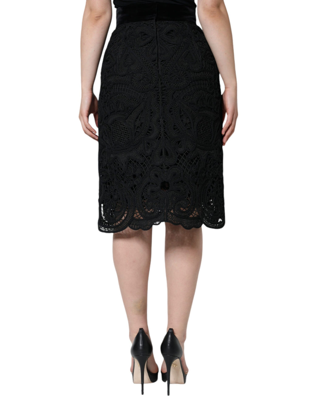 Jupe noire en dentelle florale Dolce & Gabbana, taille haute, coupe pencil élégante, détails sophistiqués.