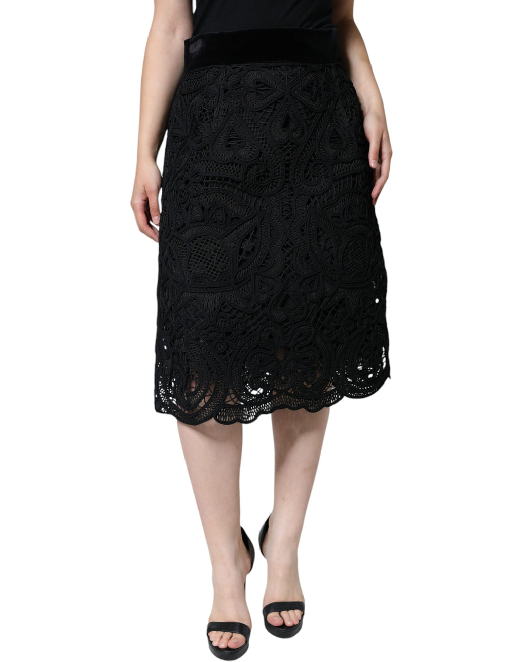 Jupe portefeuille noire Dolce & Gabbana en dentelle florale, taille haute et coupe pencil élégante.