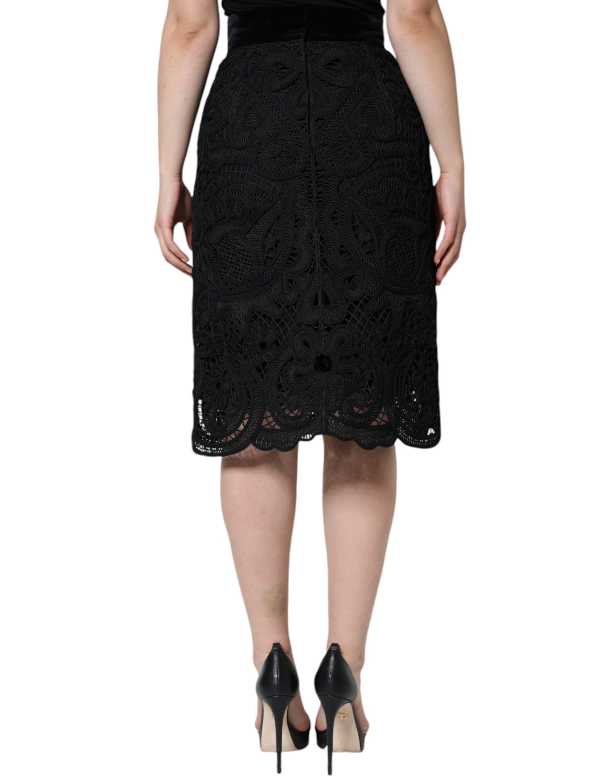 Jupe noire en dentelle florale à taille haute de Dolce & Gabbana, coupe crayon élégante et sophistiquée.