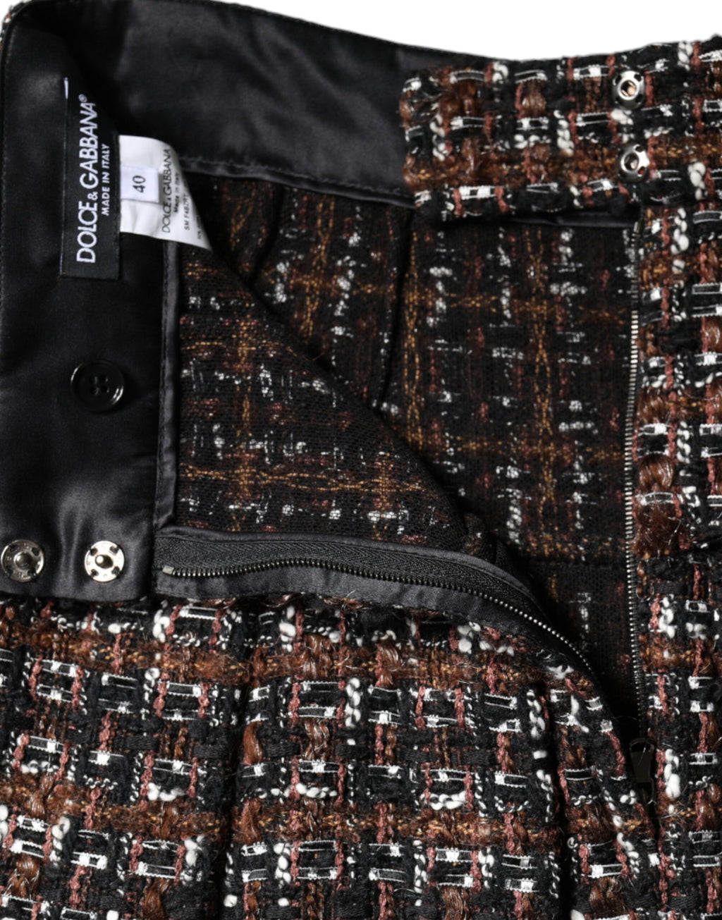 Jupe courte à taille haute Dolce & Gabbana en tweed tartan multicolore, style évasé et tendance.