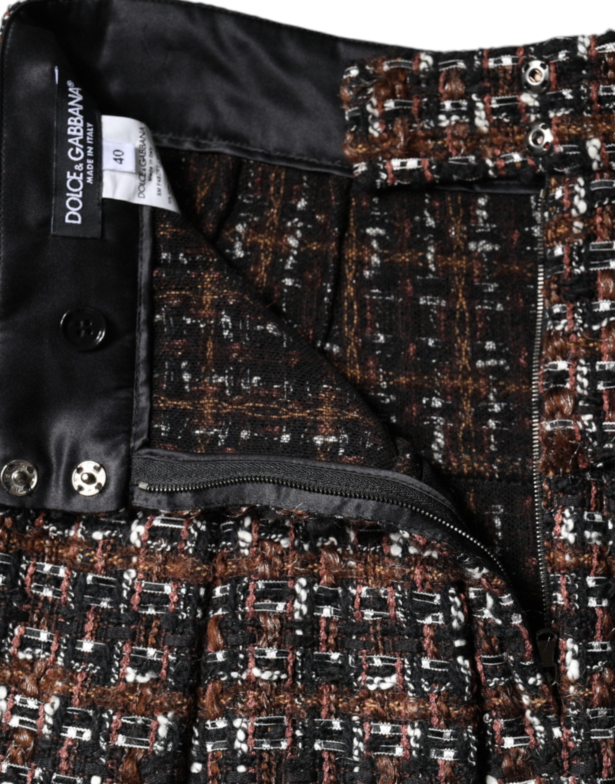 Jupe courte à taille haute Dolce & Gabbana en tweed tartan multicolore, style évasé et tendance.