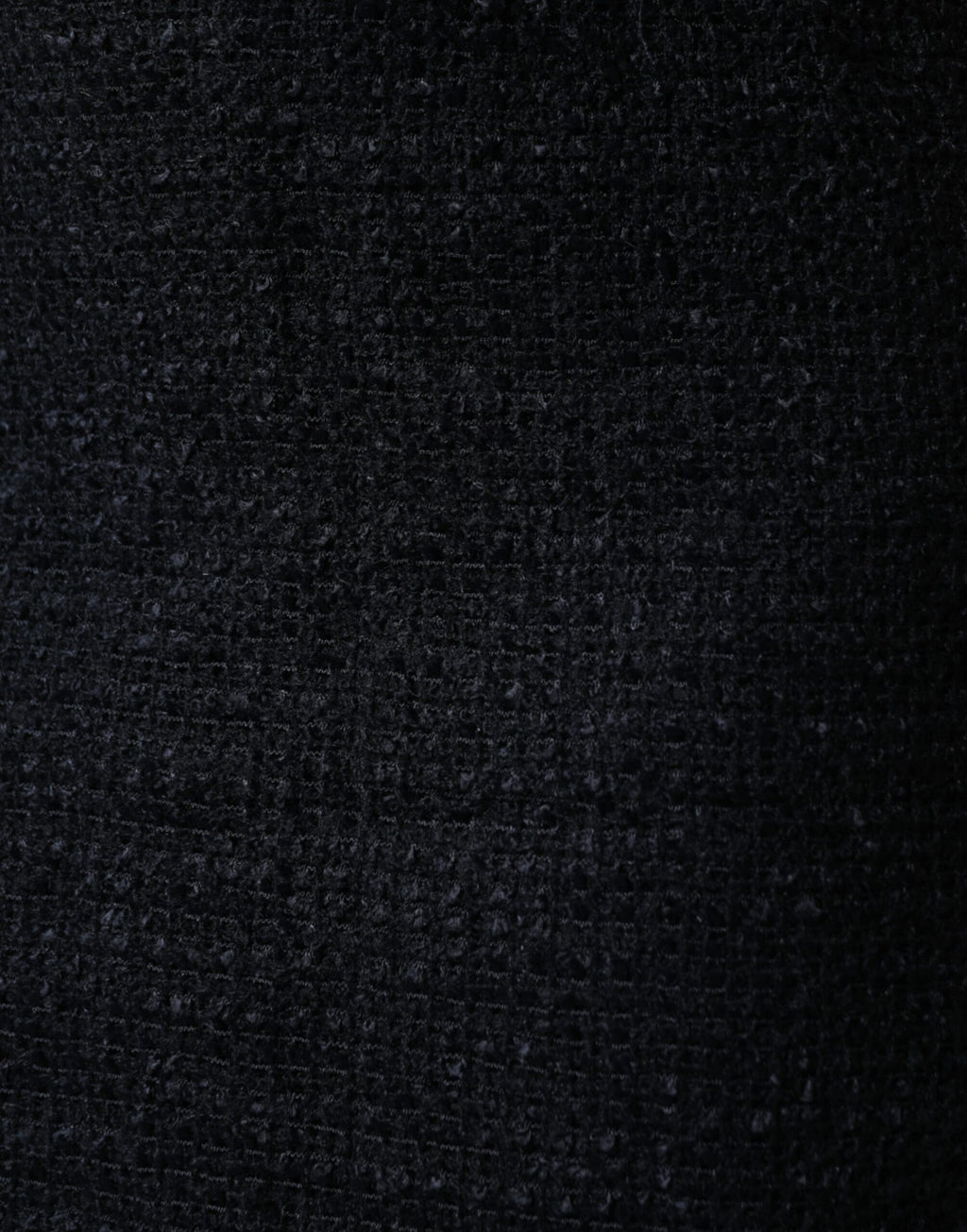 Jupe midi noire en laine vierge à coupe pencil de Dolce & Gabbana, visible avec une silhouette élégante et moderne.