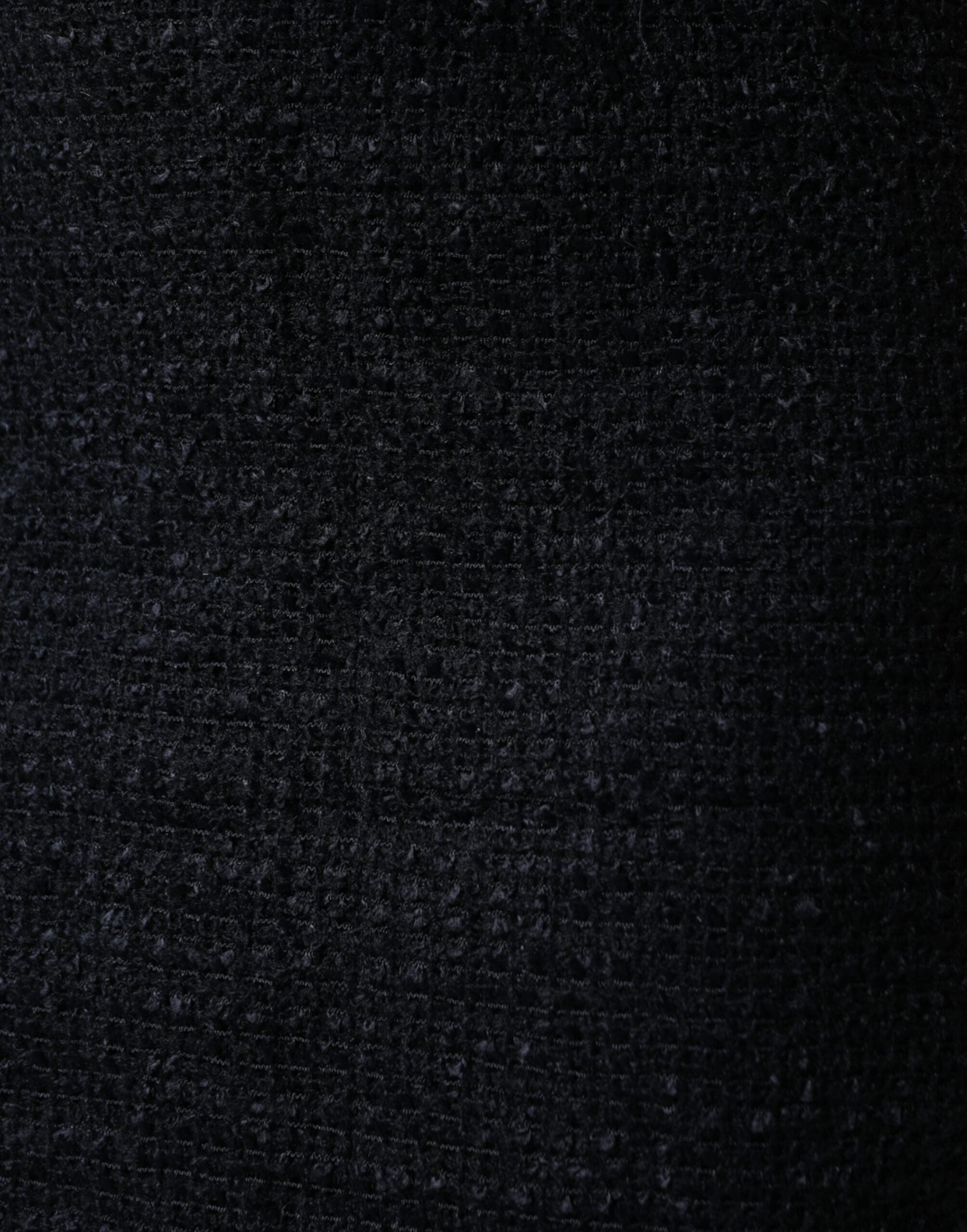 Jupe midi noire en laine vierge à coupe pencil de Dolce & Gabbana, visible avec une silhouette élégante et moderne.