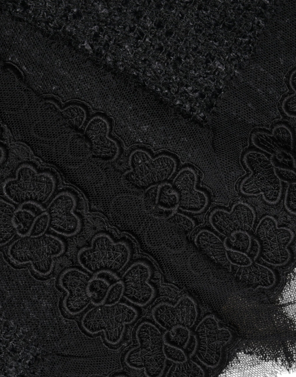 Jupe mi-longue en laine vierge noire Dolce & Gabbana, coupe pencil, élégante et ajustée, visible sur un fond neutre.