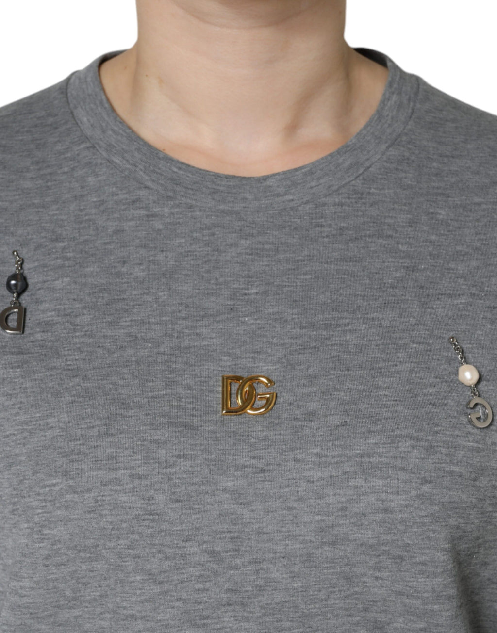 T-shirt gris en coton mélangé Dolce & Gabbana avec embellissements, visible détails du t-shirt en coton et design élégant.