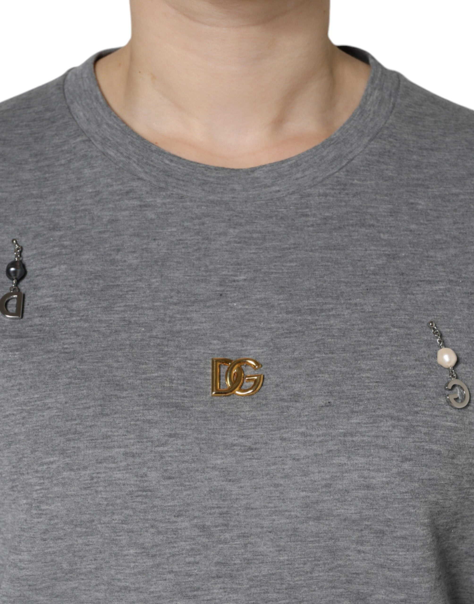 T-shirt gris en coton mélangé Dolce & Gabbana avec embellissements, visible détails du t-shirt en coton et design élégant.