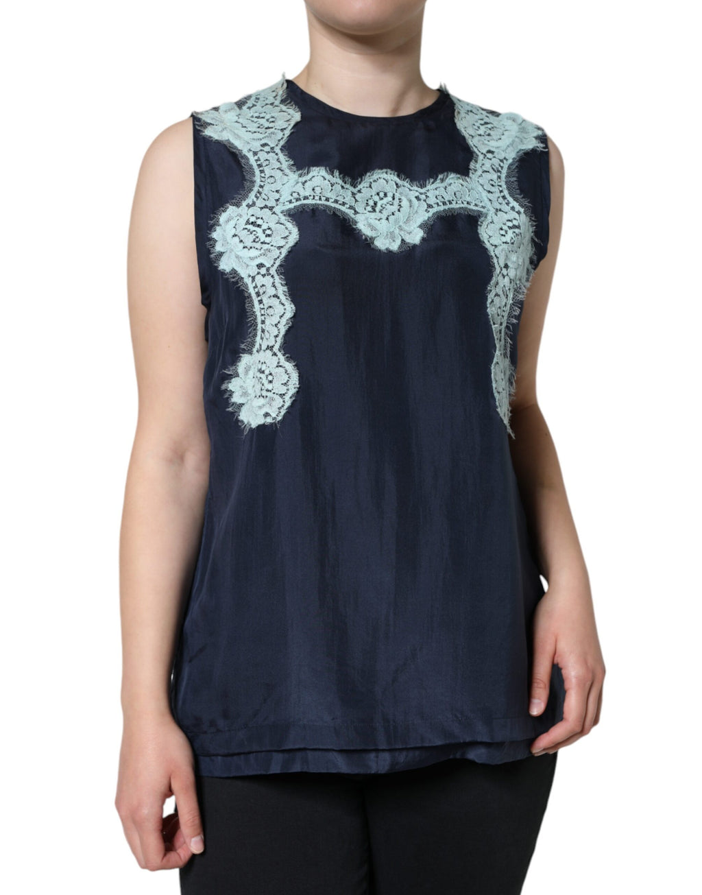 Débardeur sans manches en soie bleu à motifs floraux en dentelle Dolce & Gabbana, détail élégant visible sur l'image.
