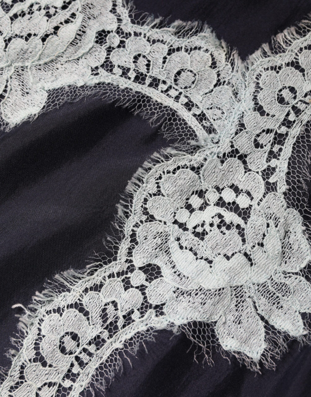 Débardeur en soie Dolce & Gabbana bleu avec dentelle florale sans manches, élégant et léger, pour un style sophistiqué.