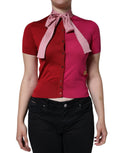 Pull à manches courtes rose Dolce & Gabbana avec col ascot, en tissu léger, porté sur un mannequin.