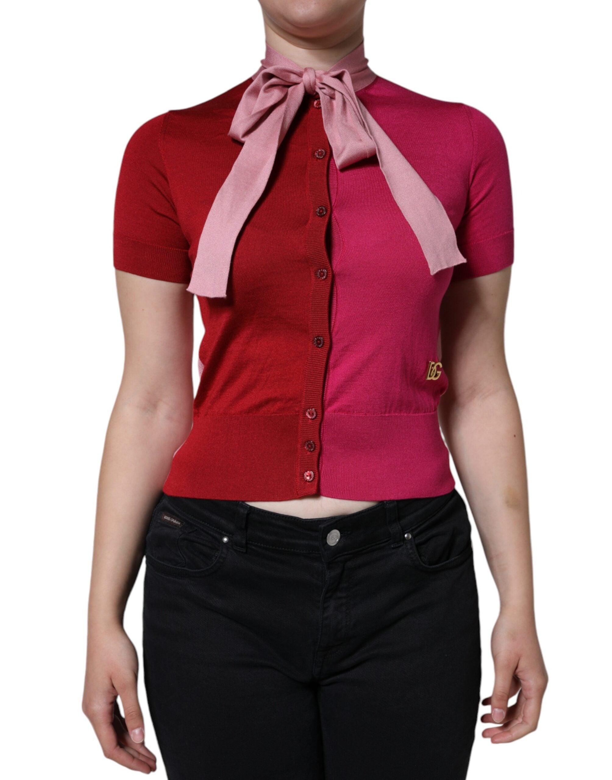 Pull à manches courtes rose Dolce & Gabbana avec col ascot, en tissu léger, porté sur un mannequin.