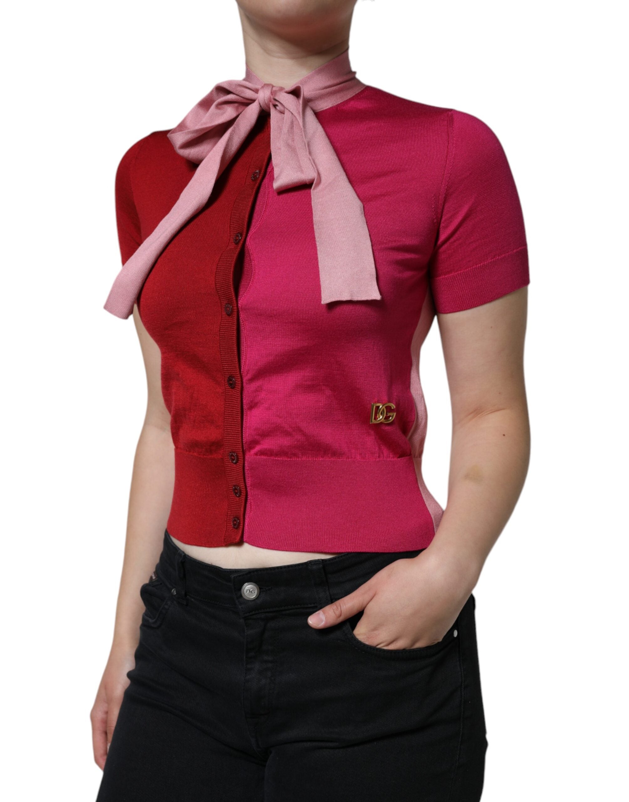 Pull-over rose à manches courtes Dolce & Gabbana avec col ascot, style élégant et féminin, porté sur un mannequin.