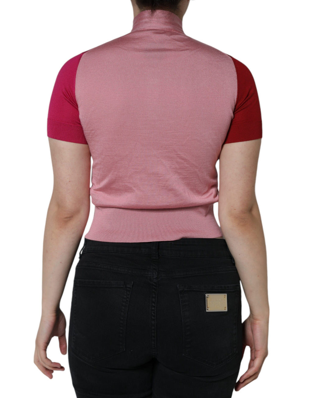Pull à manches courtes rose Dolce & Gabbana avec col ascot, coupe élégante et détails sophistiqués.