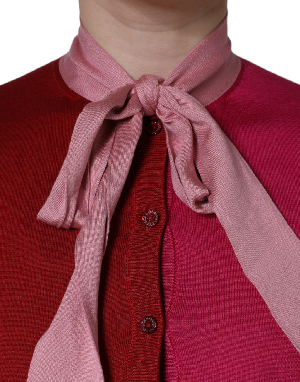Pull-over rose à manches courtes avec col ascot de Dolce & Gabbana, élégant et féminin, visible en image.