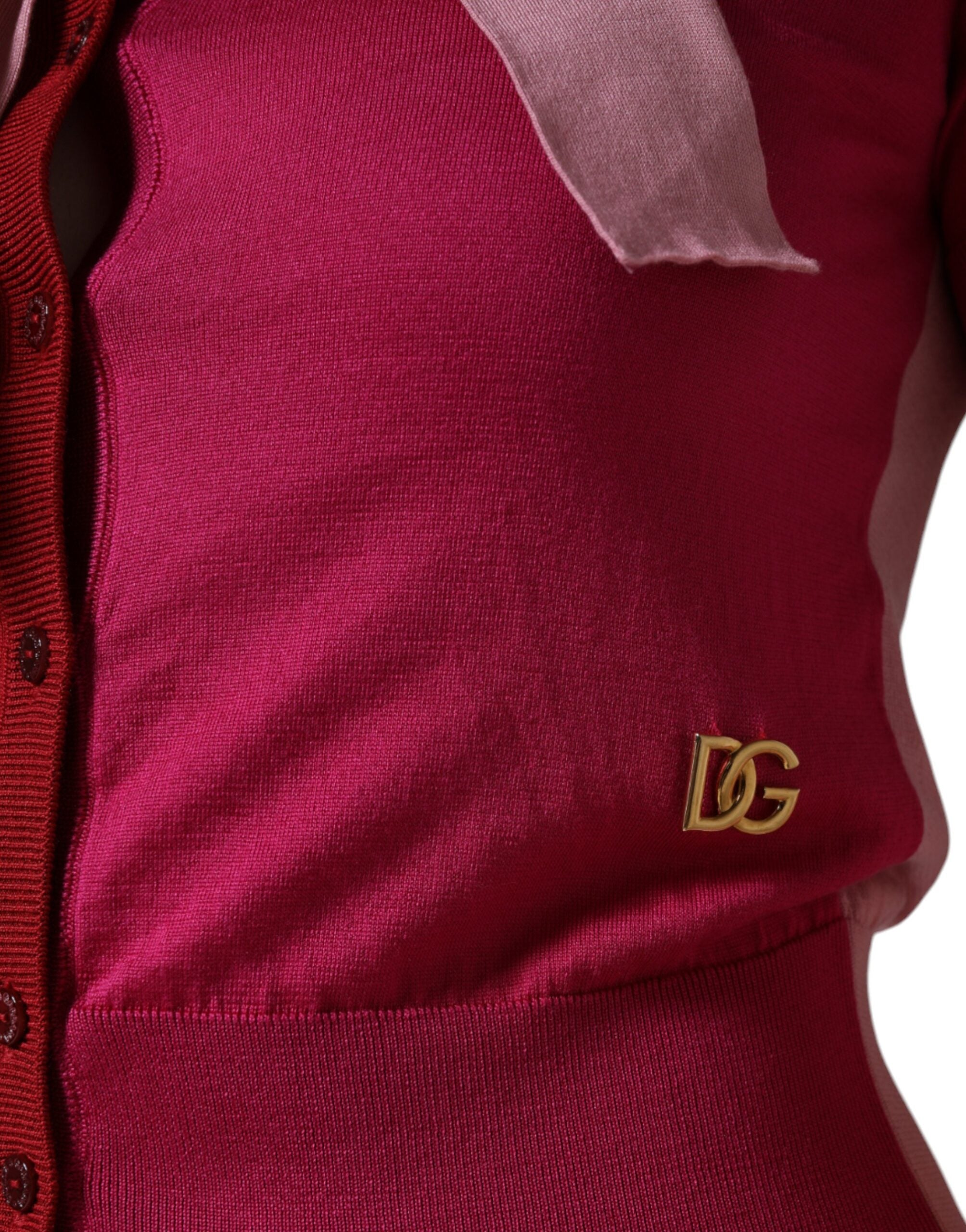 Pull à manches courtes rose Dolce & Gabbana avec col ascot, porté comme haut élégant et tendance.