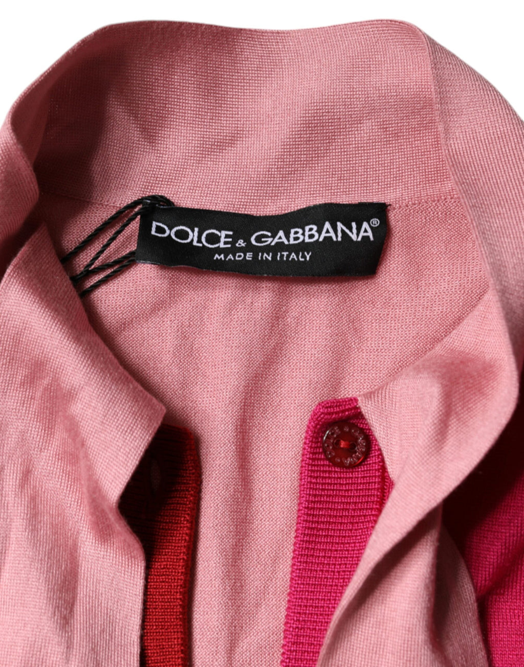 Pull dolce & gabbana rose à manches courtes avec col ascot, style élégant et féminin, porté sur un fond neutre.