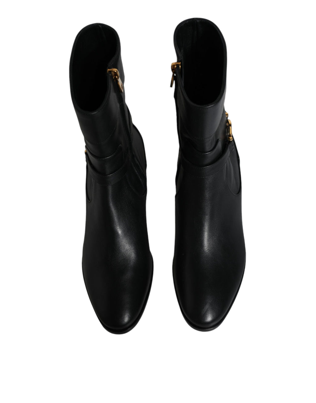 Bottes mi-mollet en cuir noir Dolce & Gabbana avec logo, élégantes et sophistiquées, visibles sur la photo.