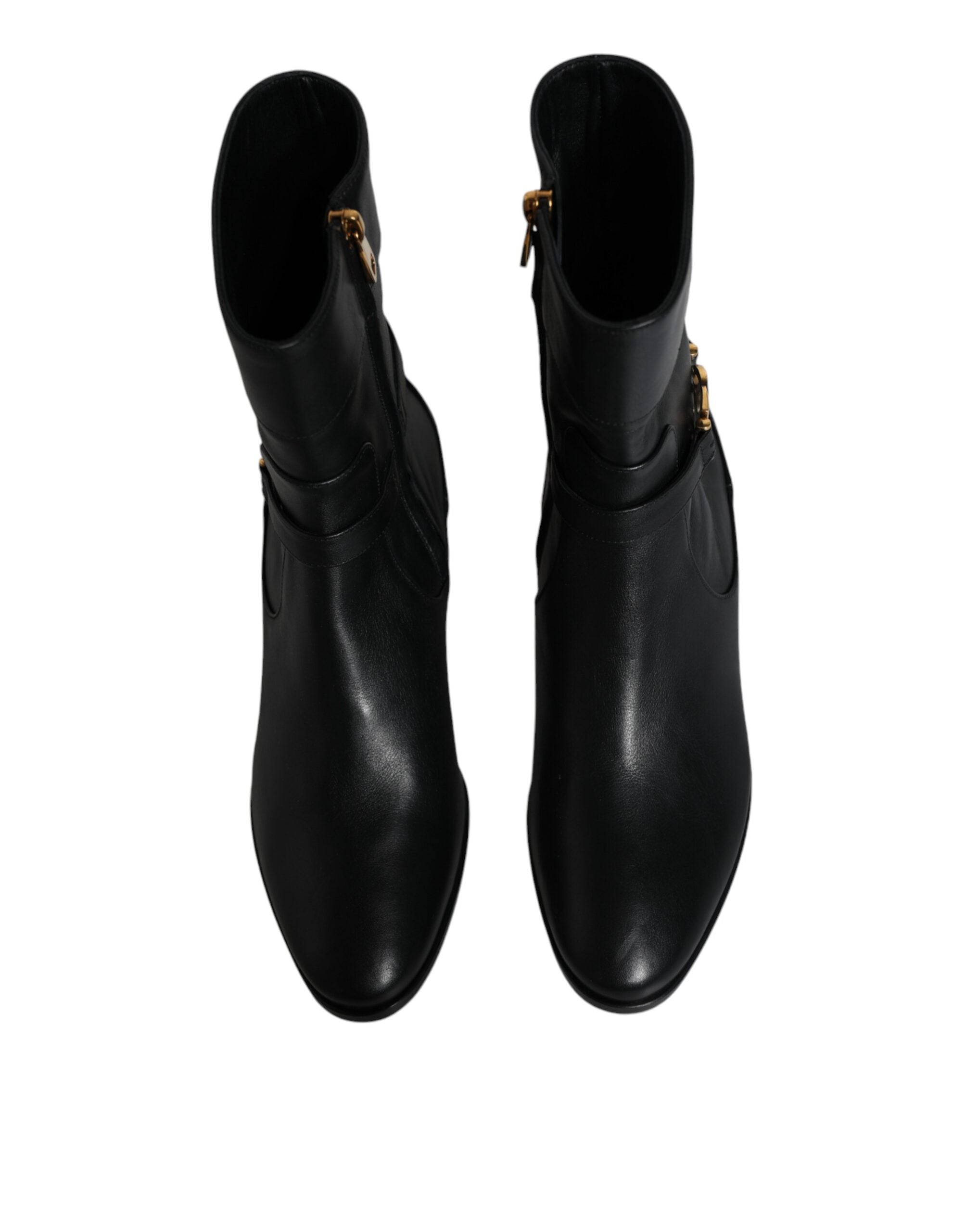 Bottes mi-mollet en cuir noir Dolce & Gabbana avec logo, élégantes et sophistiquées, visibles sur la photo.