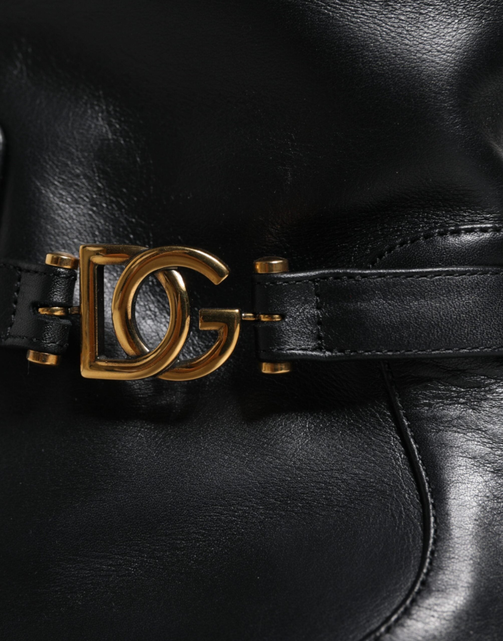 Bottes mi-mollet en cuir noir Dolce & Gabbana avec logo, style élégant et sophistiqué, vues de face sur un fond neutre.