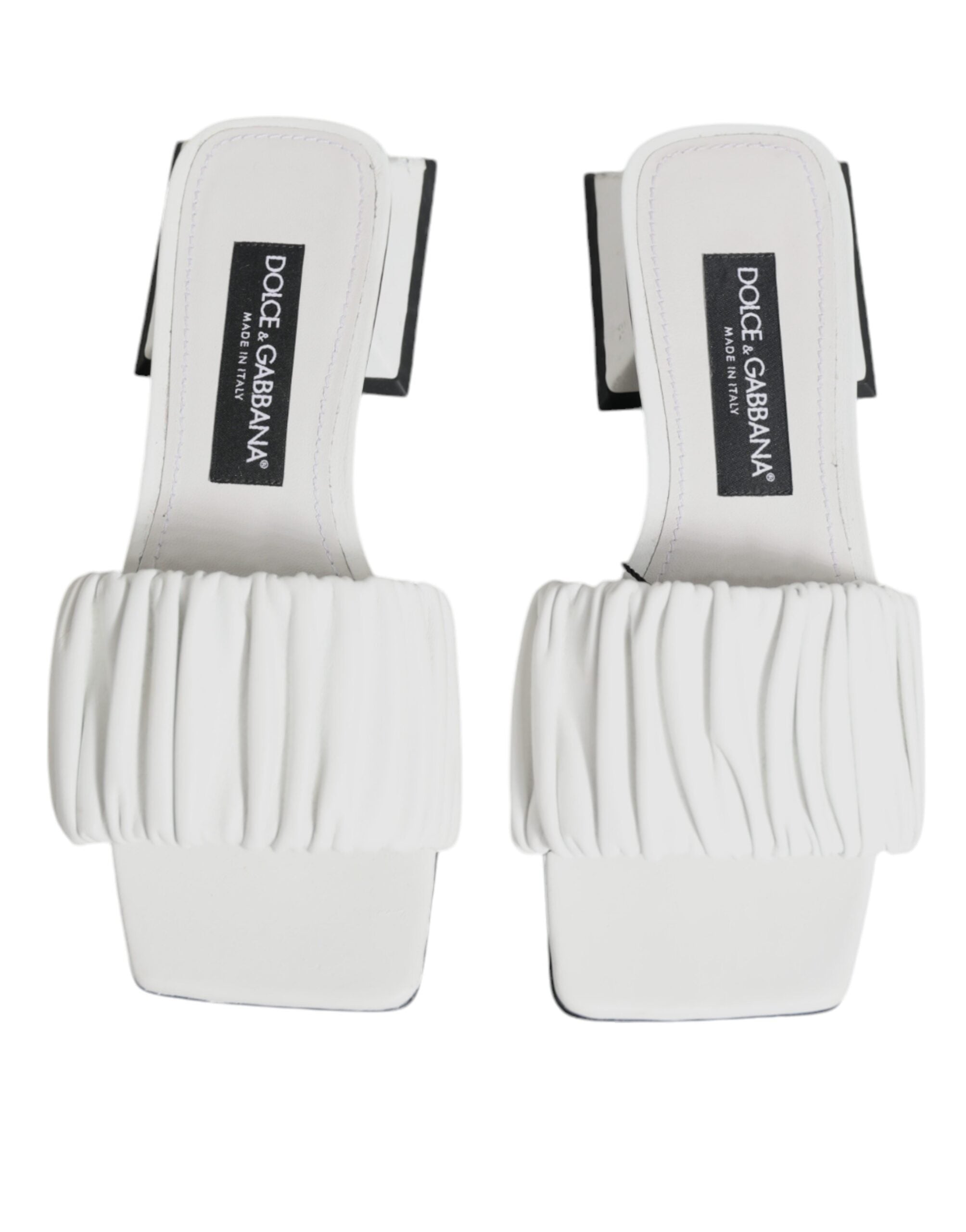 Sandales plates en cuir blanc Dolce & Gabbana, chaussures élégantes et confortables, vues de face sur fond neutre.