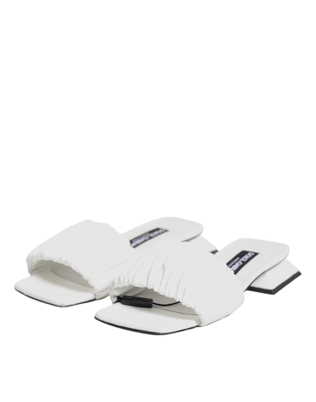 Sandales plates en cuir blanc Dolce & Gabbana, chaussures élégantes et confortables pour femmes.