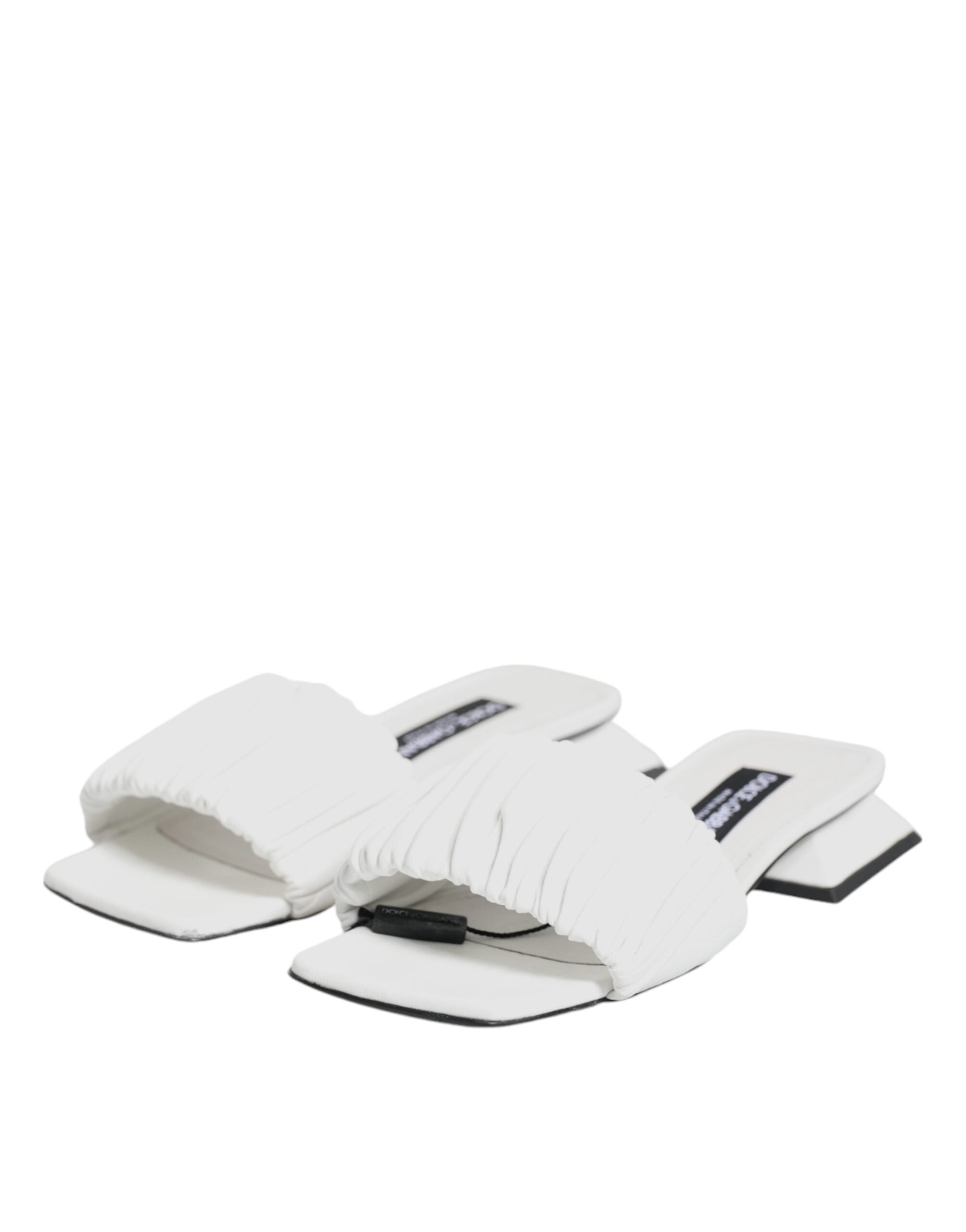 Sandales plates en cuir blanc Dolce & Gabbana, chaussures élégantes et confortables pour femmes.